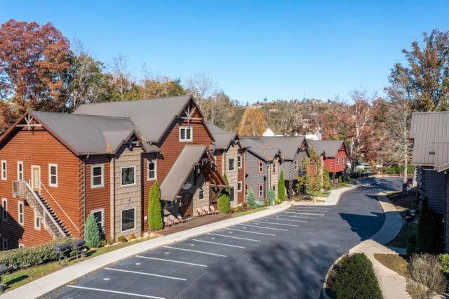 The Mighty Crabapple Manor By Stony Brook Cabins Gatlinburg Exterior photo